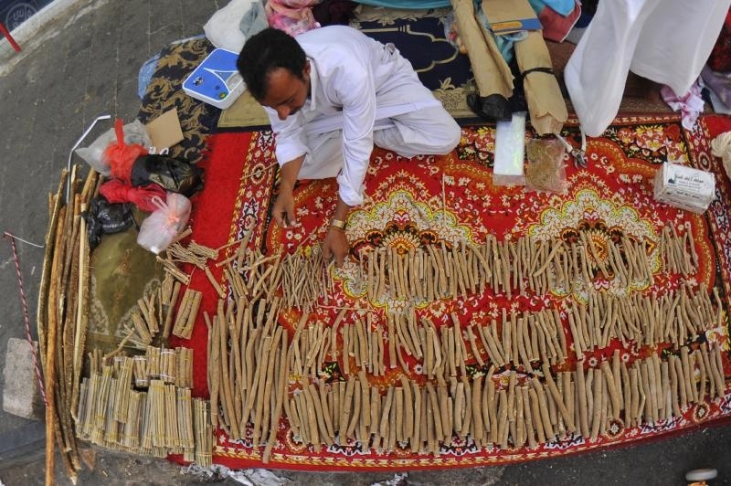 قصة مصورة: المسواك فرشاة طبيعية تستخرج من بطون الأودية وسفوح الجبال الاستوائية