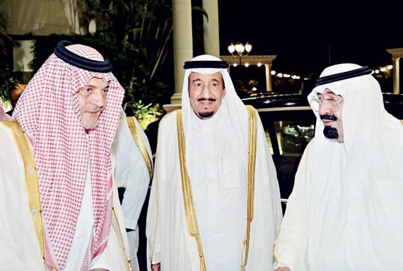 خادم الحرمين الشريفين لدى وصوله إلى قصره في جدة البارحة
