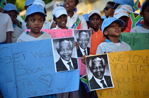 قصة مصورة: مواطنو جنوب أفريقيا يتمنون الشفاء السريع لمانديلا