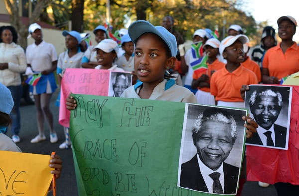 قصة مصورة: مواطنو جنوب أفريقيا يتمنون الشفاء السريع لمانديلا