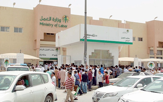 بوادر أزمة في «المقاولات» .. 450 ألف عامل مخالف لم يصححوا أوضاعهم