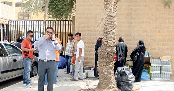 الزحام يتواصل في «سفارات» الرياض