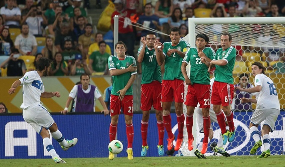 بيرلو وبالوتيللي يقودان إيطاليا لهزيمة المكسيك في كأس القارات