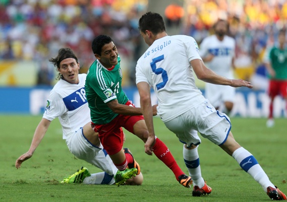 بيرلو وبالوتيللي يقودان إيطاليا لهزيمة المكسيك في كأس القارات