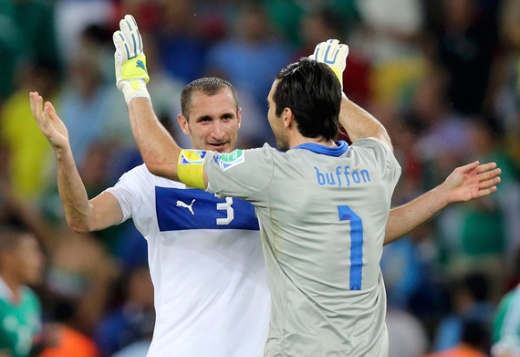 بيرلو وبالوتيللي يقودان إيطاليا لهزيمة المكسيك في كأس القارات
