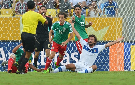 بيرلو وبالوتيللي يقودان إيطاليا لهزيمة المكسيك في كأس القارات