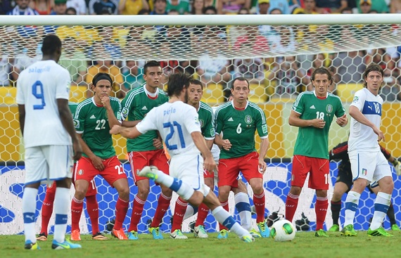 بيرلو وبالوتيللي يقودان إيطاليا لهزيمة المكسيك في كأس القارات