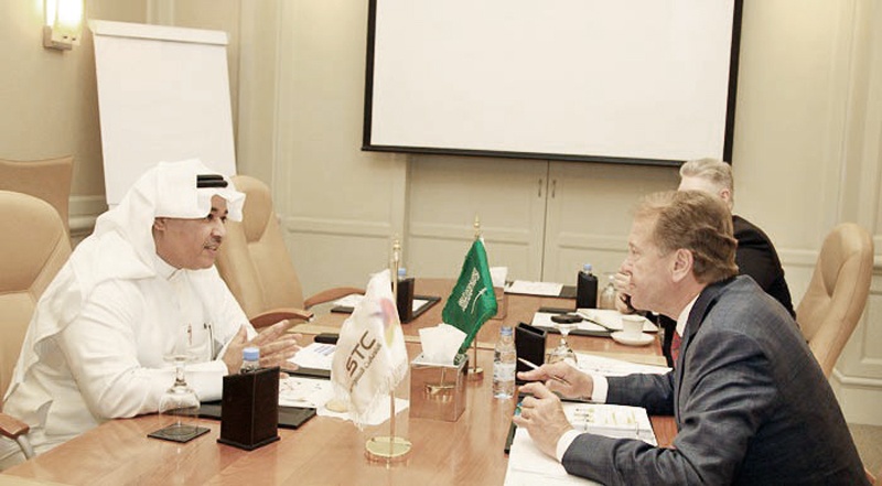 رئيس «الاتصالات السعودية» يلتقي مسؤولا من «سيسكو سيستمز»