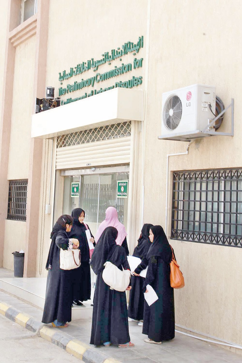 خادمات يحترفن «سمسرة العاملات المنزليات» .. والدخل وفير