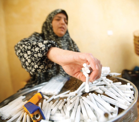 الأسر الفلسطينية تتوسع في بيع التبغ لمواجهة الفقر