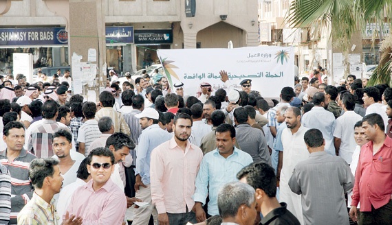 «العمل» و«الجوازات» تثقفان 10 آلاف عامل في الشرقية