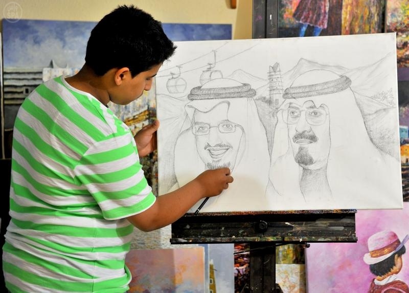 أنامل صغيرة ترسم إبداعا في المفتاحة