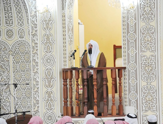 رئيس شؤون المسجد الحرام يحذر من «الطائفية» والدعوة إليها