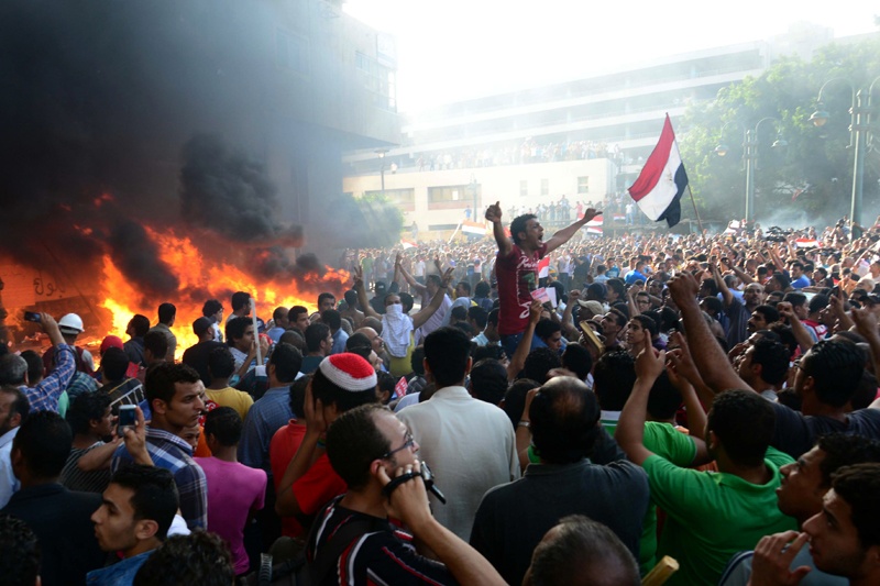 ثلاثة قتلى أحدهم أميركي في صدامات بين مؤيدي الرئيس المصري ومعارضيه