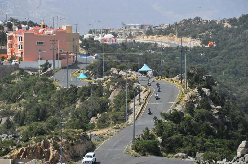 النماص تكتظ بالسواح والمصطافين للتمتع بأجوائها الطبيعية
