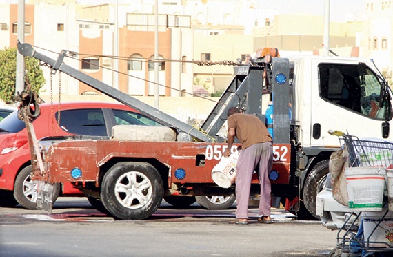 عمالة غسل السيارات.. مخالفة