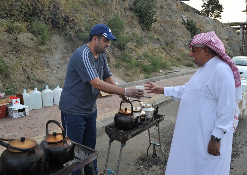 شاي الجمر.. نكهات متنوعة ومذاق رائع تجذب زائري عسير