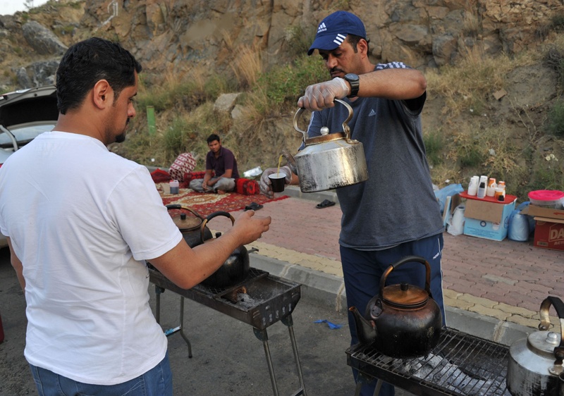 شاي الجمر.. نكهات متنوعة ومذاق رائع تجذب زائري عسير
