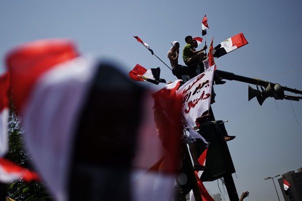 مصريون يحتشدون في مظاهرات تاريخية للإطاحة بمرسي.. والضحايا 4