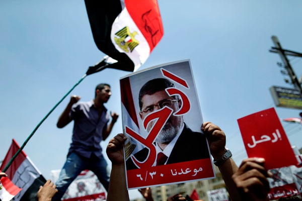 مصريون يحتشدون في مظاهرات تاريخية للإطاحة بمرسي.. والضحايا 4
