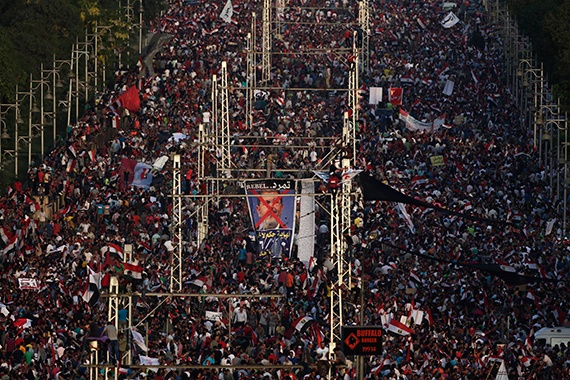 مصريون يحتشدون في مظاهرات تاريخية للإطاحة بمرسي.. والضحايا 4