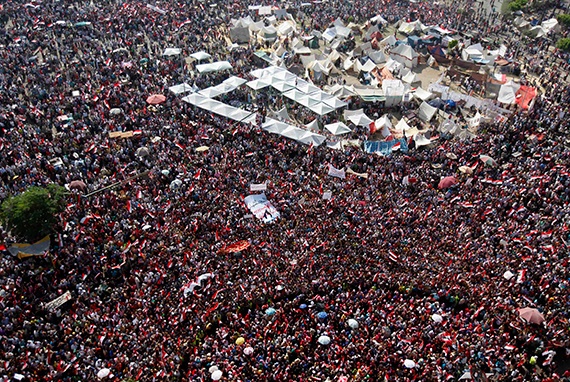 مصريون يحتشدون في مظاهرات تاريخية للإطاحة بمرسي.. والضحايا 4