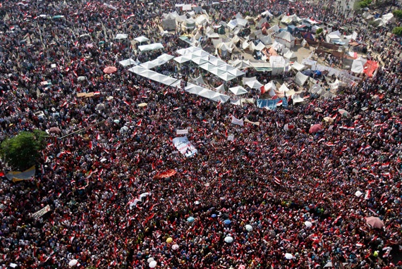 مصريون يحتشدون في مظاهرات تاريخية للإطاحة بمرسي.. والضحايا 4