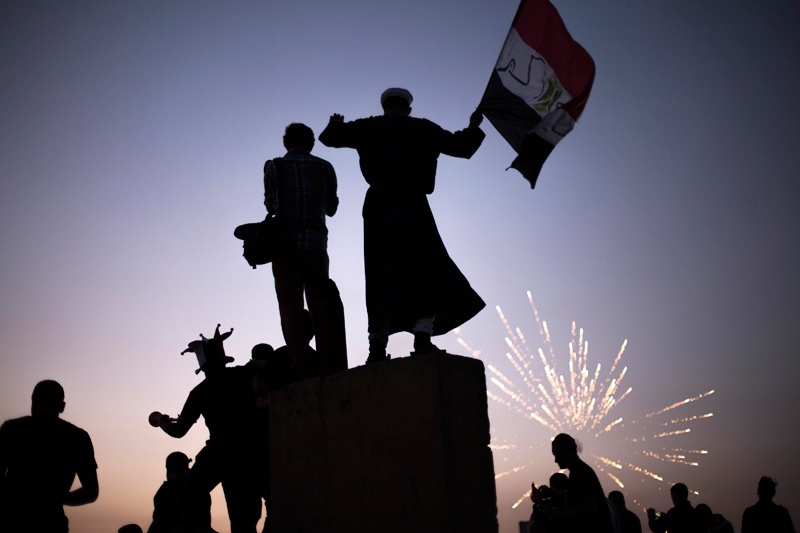 مرسي يتحدى الجيش ويرفض التنازل عن الشرعية