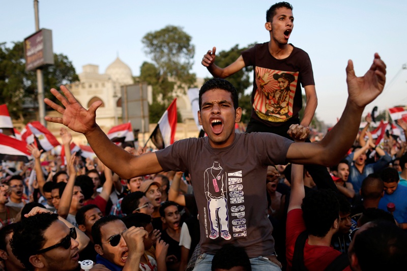 مرسي يتحدى الجيش ويرفض التنازل عن الشرعية