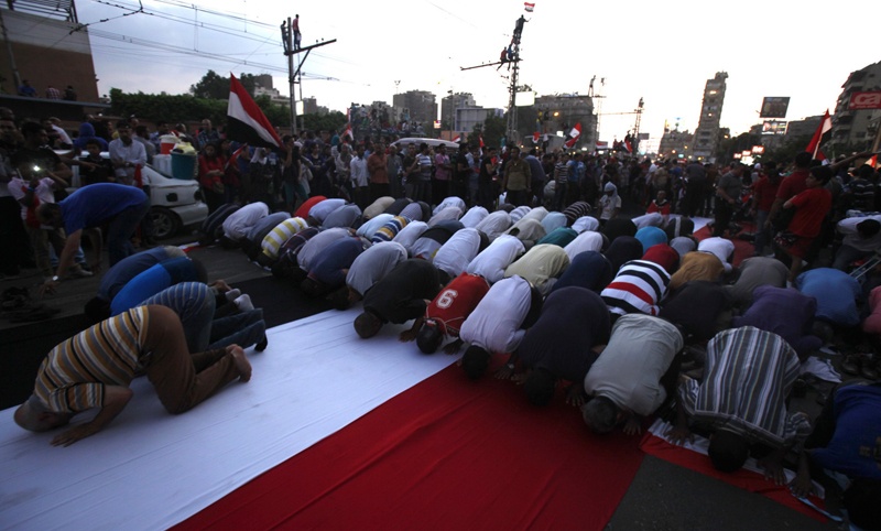 مرسي يتحدى الجيش ويرفض التنازل عن الشرعية