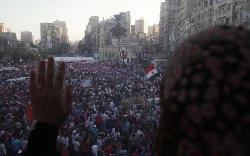 مرسي يتحدى الجيش ويرفض التنازل عن الشرعية