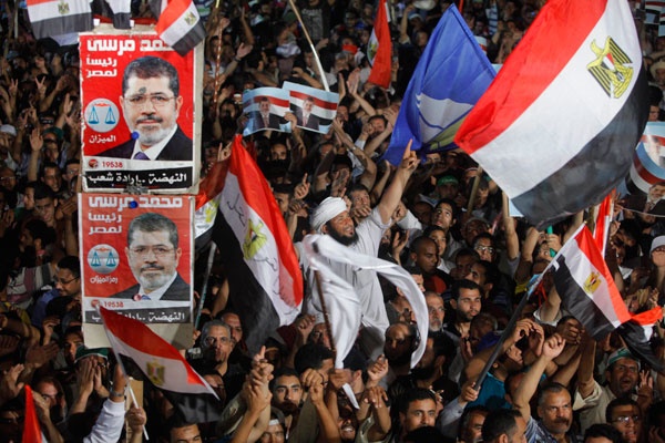 مرسي يتحدى الجيش ويرفض التنازل عن الشرعية