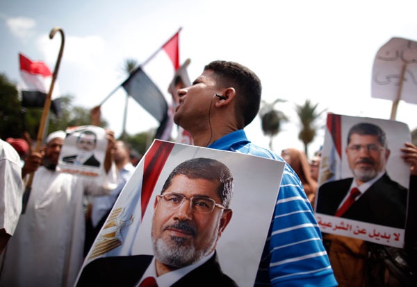 مرسي يتحدى الجيش ويرفض التنازل عن الشرعية