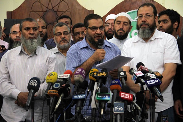 مرسي يتحدى الجيش ويرفض التنازل عن الشرعية