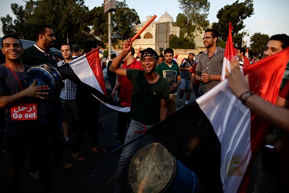 مرسي يتحدى الجيش ويرفض التنازل عن الشرعية