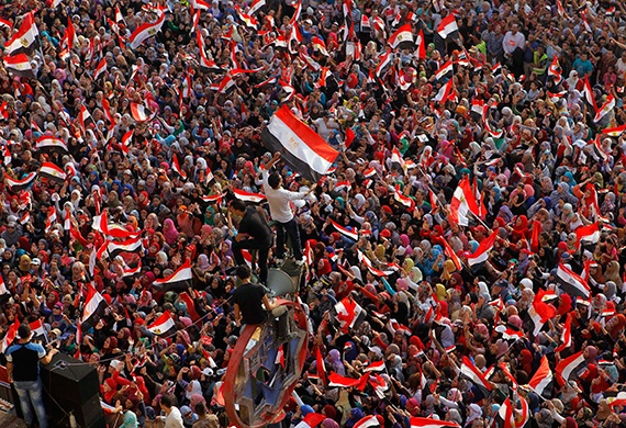 مرسي يتحدى الجيش ويرفض التنازل عن الشرعية