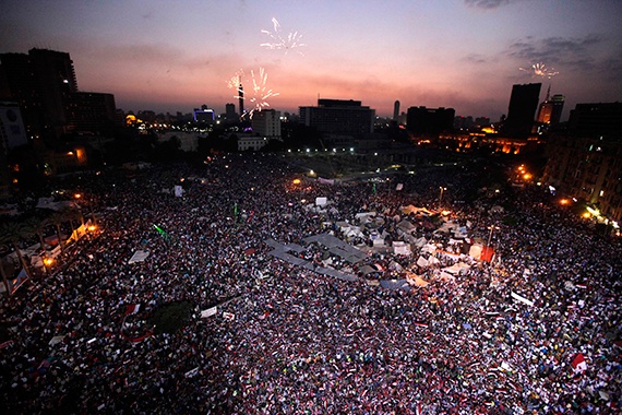 مرسي يتحدى الجيش ويرفض التنازل عن الشرعية
