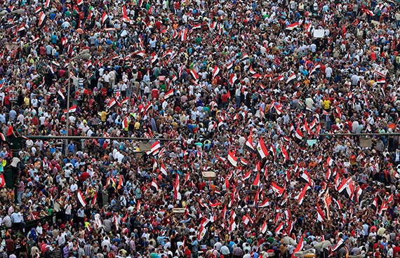 مرسي يتحدى الجيش ويرفض التنازل عن الشرعية