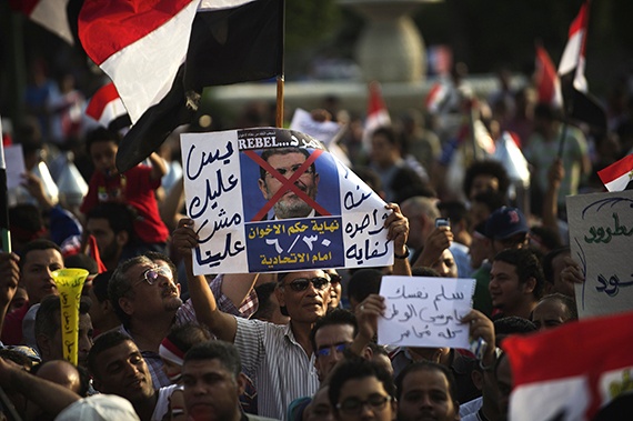 مرسي يتحدى الجيش ويرفض التنازل عن الشرعية