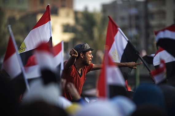 مرسي يتحدى الجيش ويرفض التنازل عن الشرعية