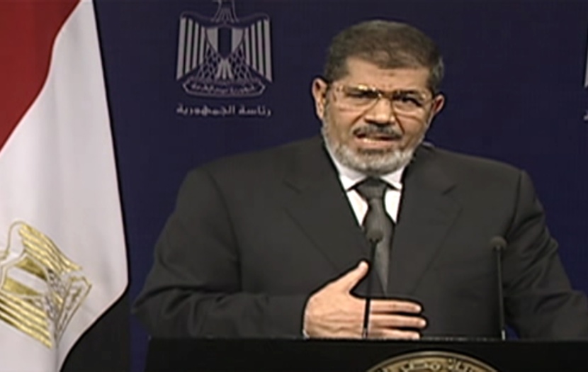 مرسي يتحدى الجيش ويرفض التنازل عن الشرعية