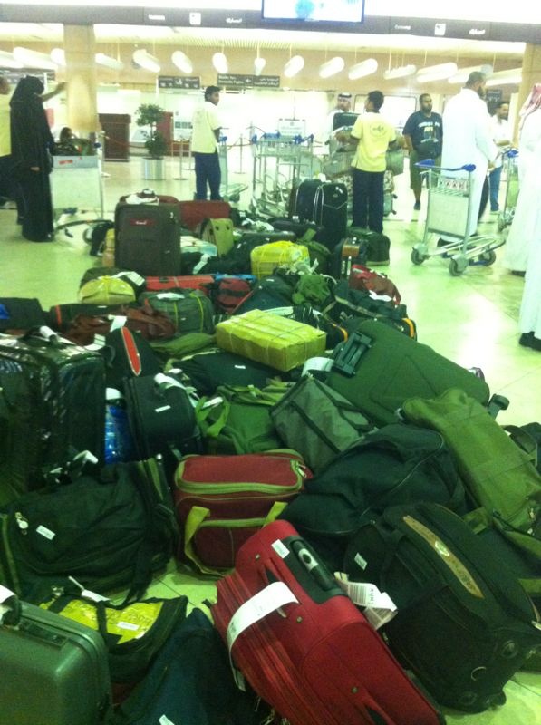 قصة مصورة: أمتعة المسافرين ملقاة على الأرض في مطار الملك خالد