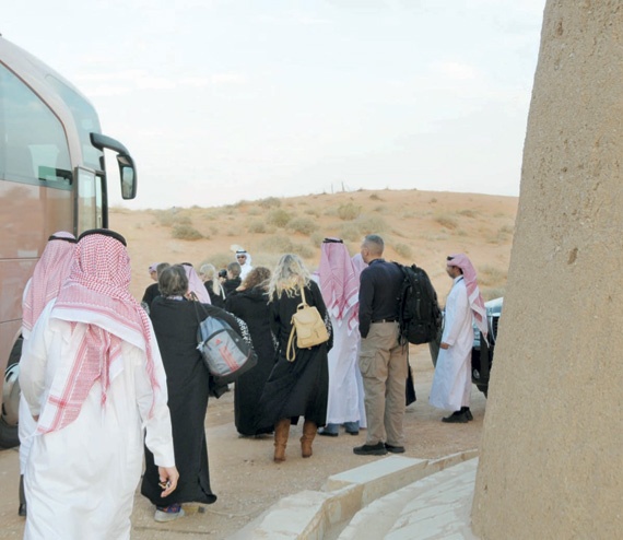 رحلات «الربع الخالي» تدفع شابا للتنازل عن وظيفته