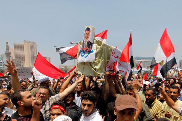 مرسي يسقط عن كرسي الرئاسة