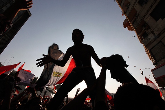 مرسي يسقط عن كرسي الرئاسة
