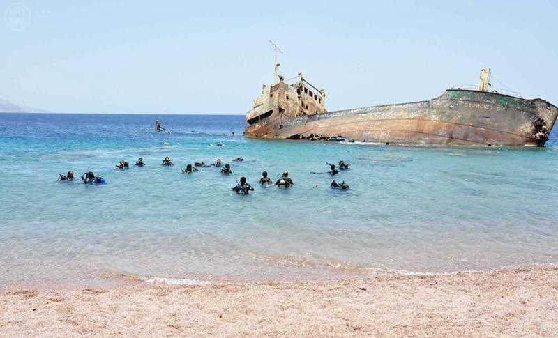 قصة مصورة : سواحل تبوك وجهة مثالية لهواة الغوص