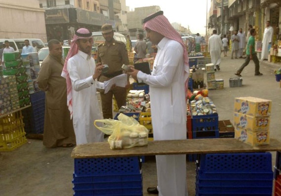 التجارة تتلف 7200 منتج غذائي فاسد في أسواق الرياض
