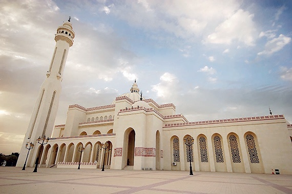 مسجد الفاتح في المنامة .. منارات  وقباب تتلألأ عند الغروب