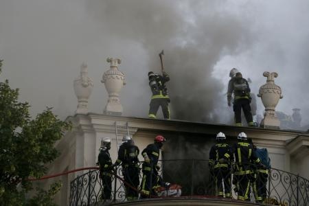 قصة مصوره : حريق فندق لامبرت في باريس ورجال الاطفاء تكافح في إطفائها