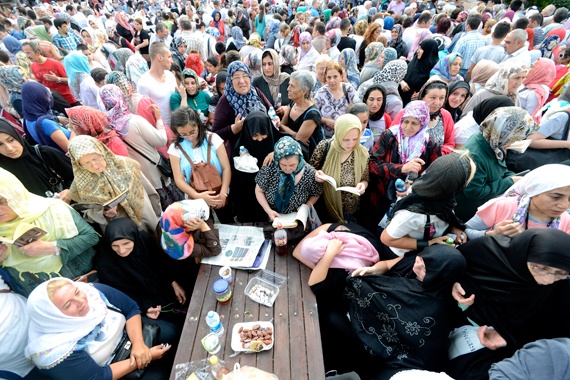 قصة مصورة : المتظاهرون الأتراك يتناولون إفطار أول أيام رمضان بالقرب من ساحة تقسيم